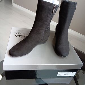 New With Box Aquatalia Black Suede Velma Ankle Boots Side Zip Sz 6